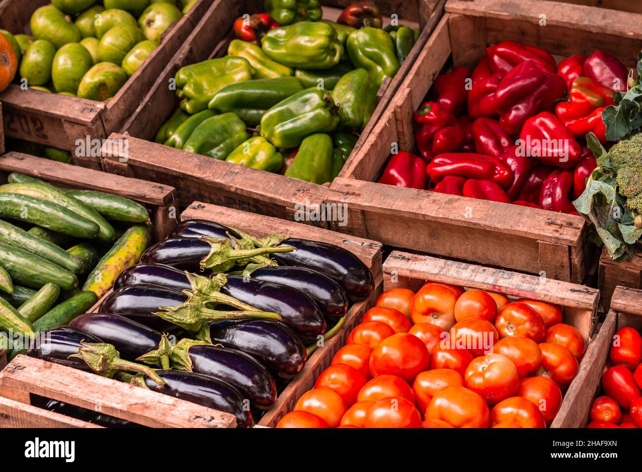 Schubladen mit Gemüse in einer Greengrocery. Stockfoto