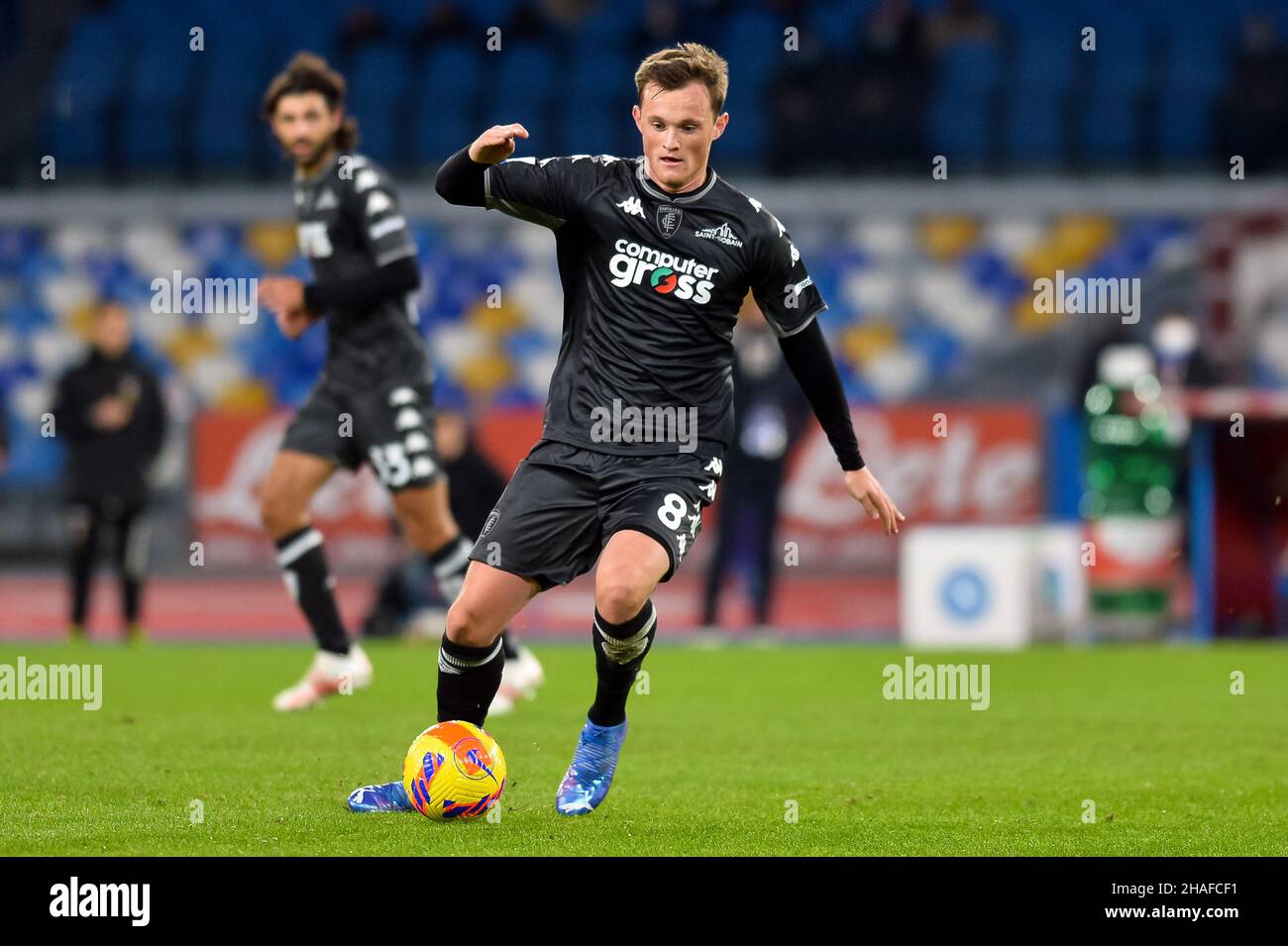 Neapel, Italien. 12th Dez 2021. NEAPEL, ITALIEN - 12. DEZEMBER: Liam Henderson vom FC Empoli dribbelt während der Serie Ein Spiel zwischen SSC Napoli und dem FC Empoli im Stadio Diego Armando Maradona am 12. Dezember 2021 in Neapel, Italien (Foto von Ciro Santangelo/Orange Picics) Credit: Orange Pics BV/Alamy Live News Stockfoto