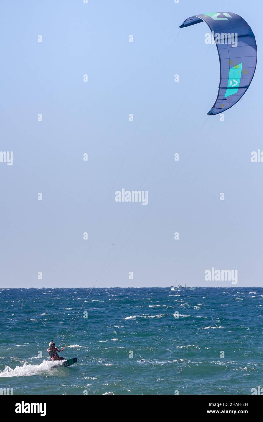 Ein Mann, der im Meer vor Miura, Kanagawa, Japan, Kiteboarding oder Kitesurfing. Stockfoto