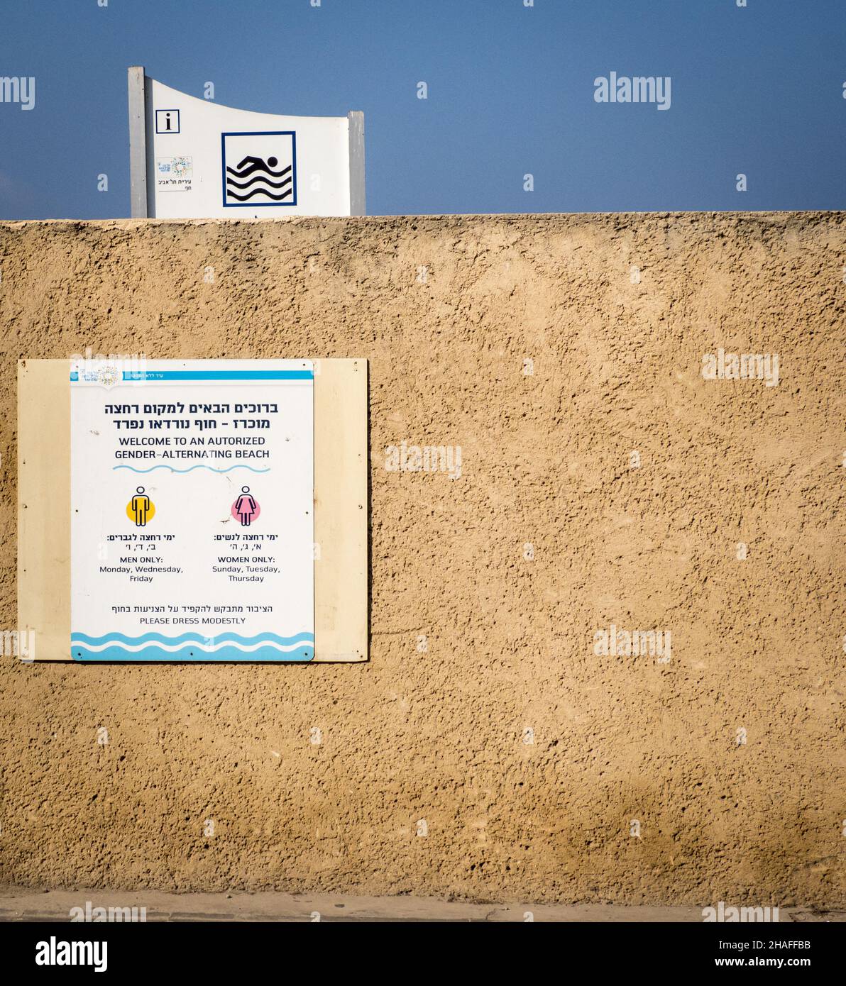 Tel Aviv Strandschild mit der Auflistung von Tagen, an denen Männer oder Frauen nur baden können Stockfoto