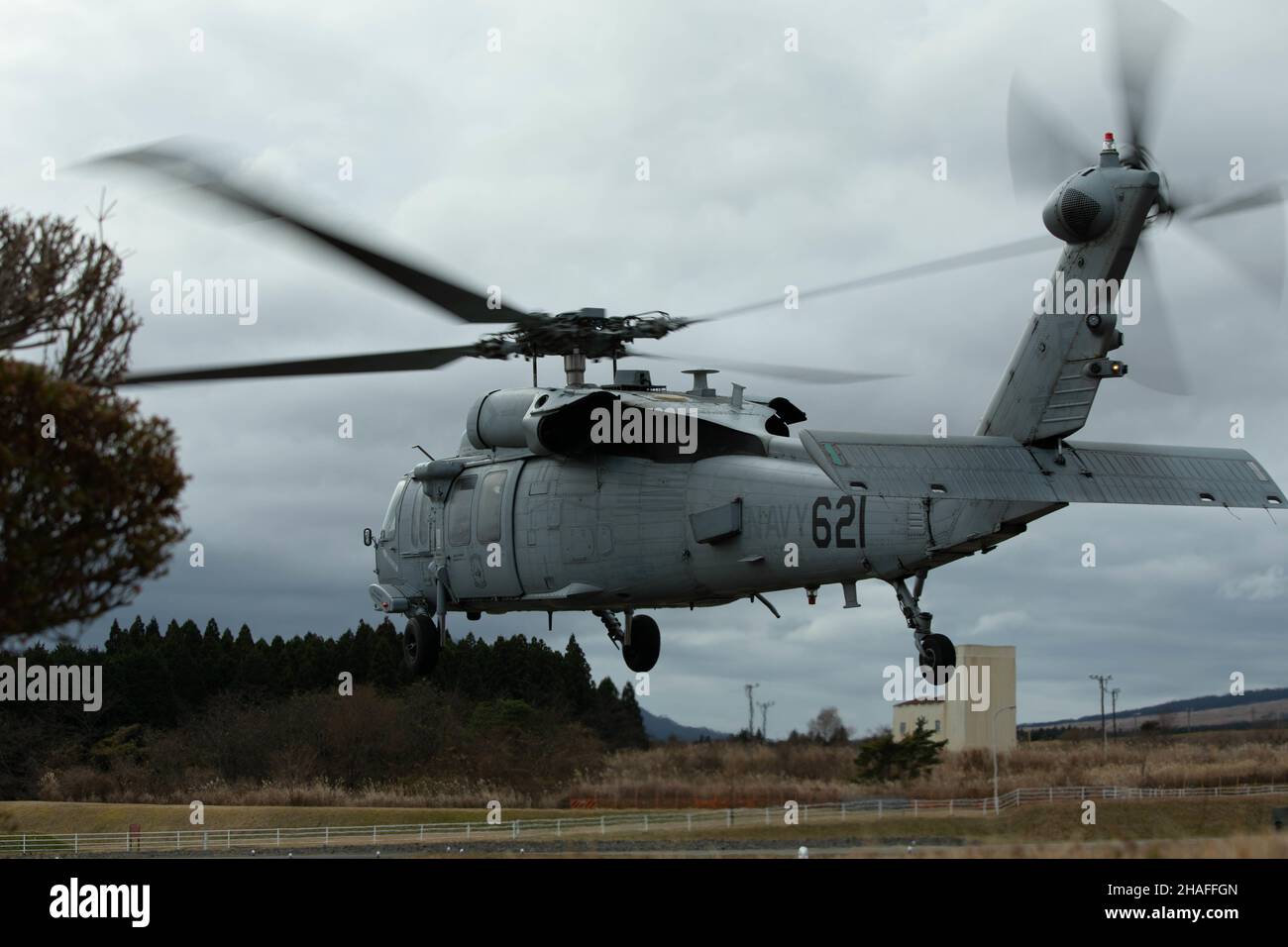 Eine US Navy MH-60s Sea Hawk mit Hubschrauber Sea Combat Squadron 12, hebt während der Übung Resolute Dragon 21 am 7. Dezember 2021 vom Combined Arms Training Center, Fuji, Japan, ab. RD21 ist die größte bilaterale Feldtrainingsübung zwischen dem U.S. Marine Corps und der Japan Self-Defense Force (JSDF) im Jahr 2021. RD21 soll die Verteidigungsfähigkeit der US-Japan-Allianz stärken, indem es integrierte Kommando- und Kontrollfunktionen, Zielführung, kombinierte Waffen und Manöver über mehrere Bereiche hinweg ausübt. (USA Marine Corps Foto von Lance CPL. Sebastian Rianaaponte) Stockfoto