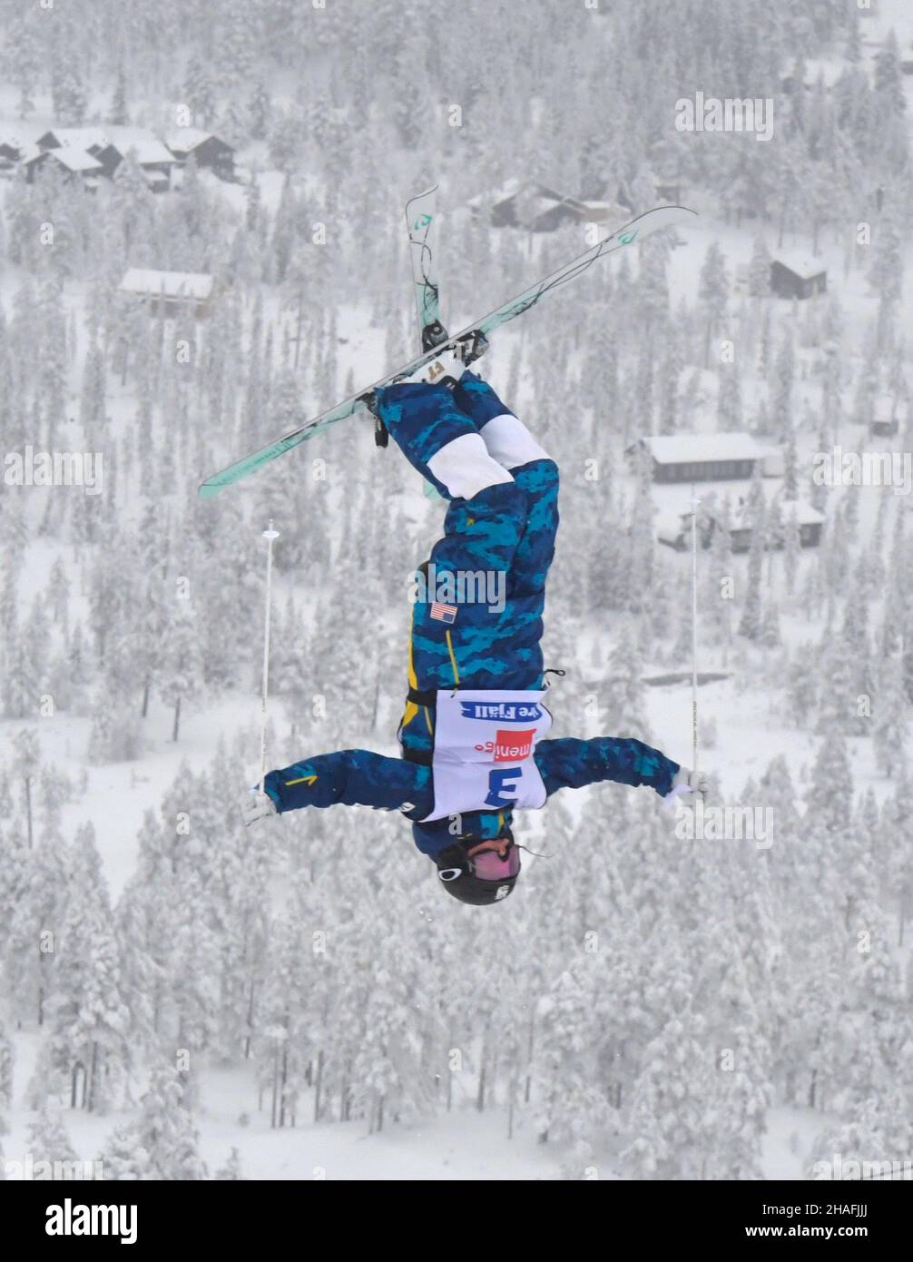 Kai Owens aus den USA treten am 12. Dezember 2021 im Freestyle-Skilaufen Dual Moguls-Endkampf des FIS Freestyle Ski World Cup 2021/22 in Idre, Schweden an.Foto: Nisse Schmidt / TT / Code 40421 Stockfoto