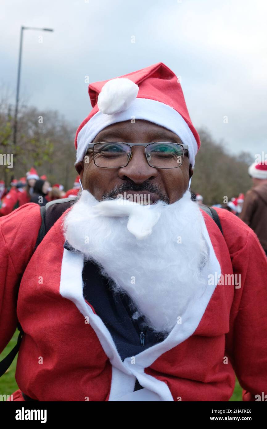 London, Großbritannien, 12th. Dezember 2021. Die Londoner Skating-Community veranstaltete jedes Jahr ihren festlichen Weihnachtsskaten, wobei sie alle Weihnachtsattraktionen im Zentrum Londons aufnahm und Geld für kostenlose Veranstaltungen einnahm, die sie das ganze Jahr über veranstalten. Kredit: Elfte Stunde Fotografie/Alamy Live Nachrichten Stockfoto