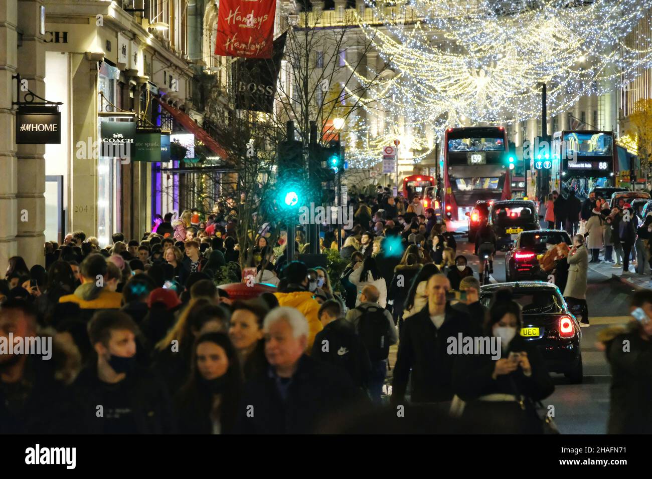 London, Großbritannien, 12th. Dezember 2021. Käufer und diejenigen, die die Weihnachtsbeleuchtung im West End genießen, füllen die Regent Street, während die britische Regierung das Covid-Alarmniveau auf vier erhöht, inmitten einer Verdoppelung der Omicron-Variantenfälle. Premierminister Boris Johnson wird heute Abend eine Fernsehansprache an das Land halten. Kredit: Elfte Stunde Fotografie/Alamy Live Nachrichten Stockfoto