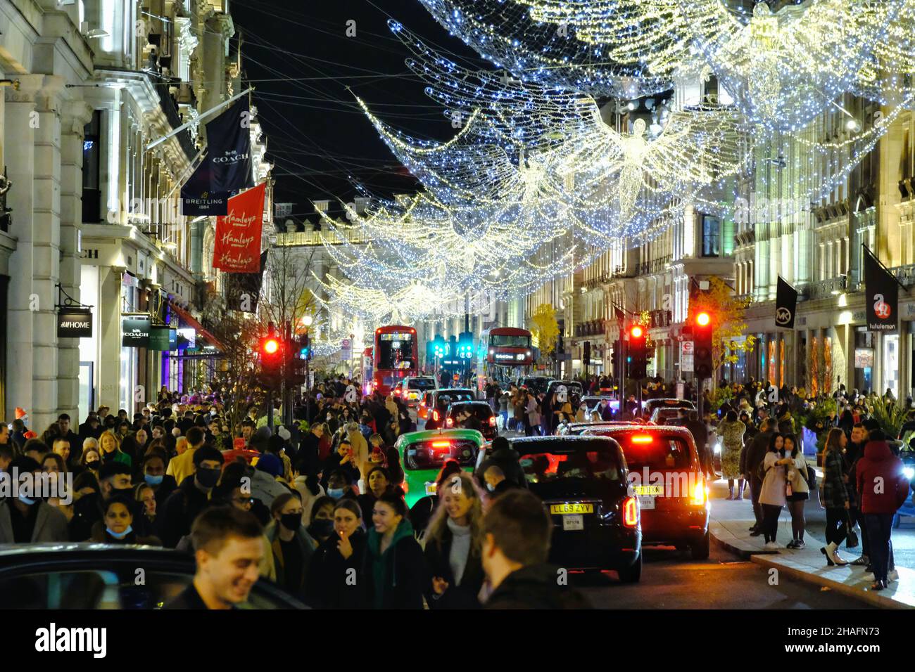 London, Großbritannien, 12th. Dezember 2021. Käufer und diejenigen, die die Weihnachtsbeleuchtung im West End genießen, füllen die Regent Street, während die britische Regierung das Covid-Alarmniveau auf vier erhöht, inmitten einer Verdoppelung der Omicron-Variantenfälle. Premierminister Boris Johnson wird heute Abend eine Fernsehansprache an das Land halten. Kredit: Elfte Stunde Fotografie/Alamy Live Nachrichten Stockfoto