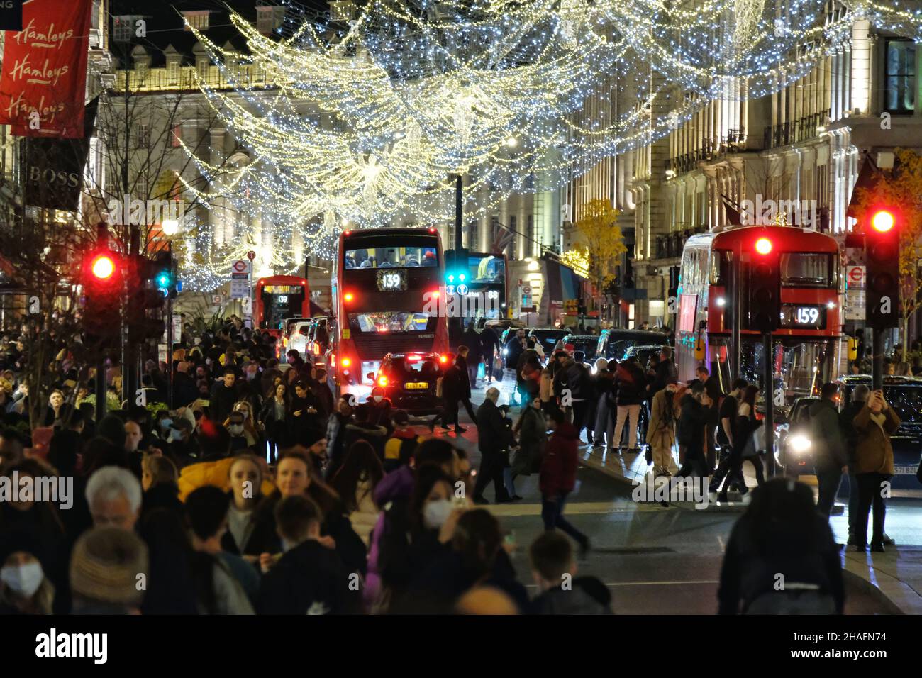 London, Großbritannien, 12th. Dezember 2021. Käufer und diejenigen, die die Weihnachtsbeleuchtung im West End genießen, füllen die Regent Street, während die britische Regierung das Covid-Alarmniveau auf vier erhöht, inmitten einer Verdoppelung der Omicron-Variantenfälle. Premierminister Boris Johnson wird heute Abend eine Fernsehansprache an das Land halten. Kredit: Elfte Stunde Fotografie/Alamy Live Nachrichten Stockfoto