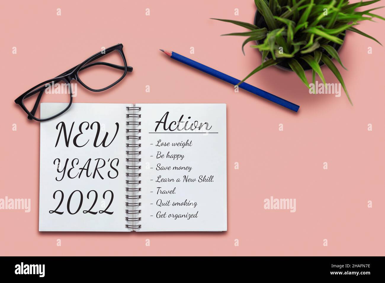 2022 Happy New Year Resolution Goal List and Plans Setting - Business Office Desk mit Notebook geschrieben über Plan Liste der Ziele für das neue Jahr und Stockfoto