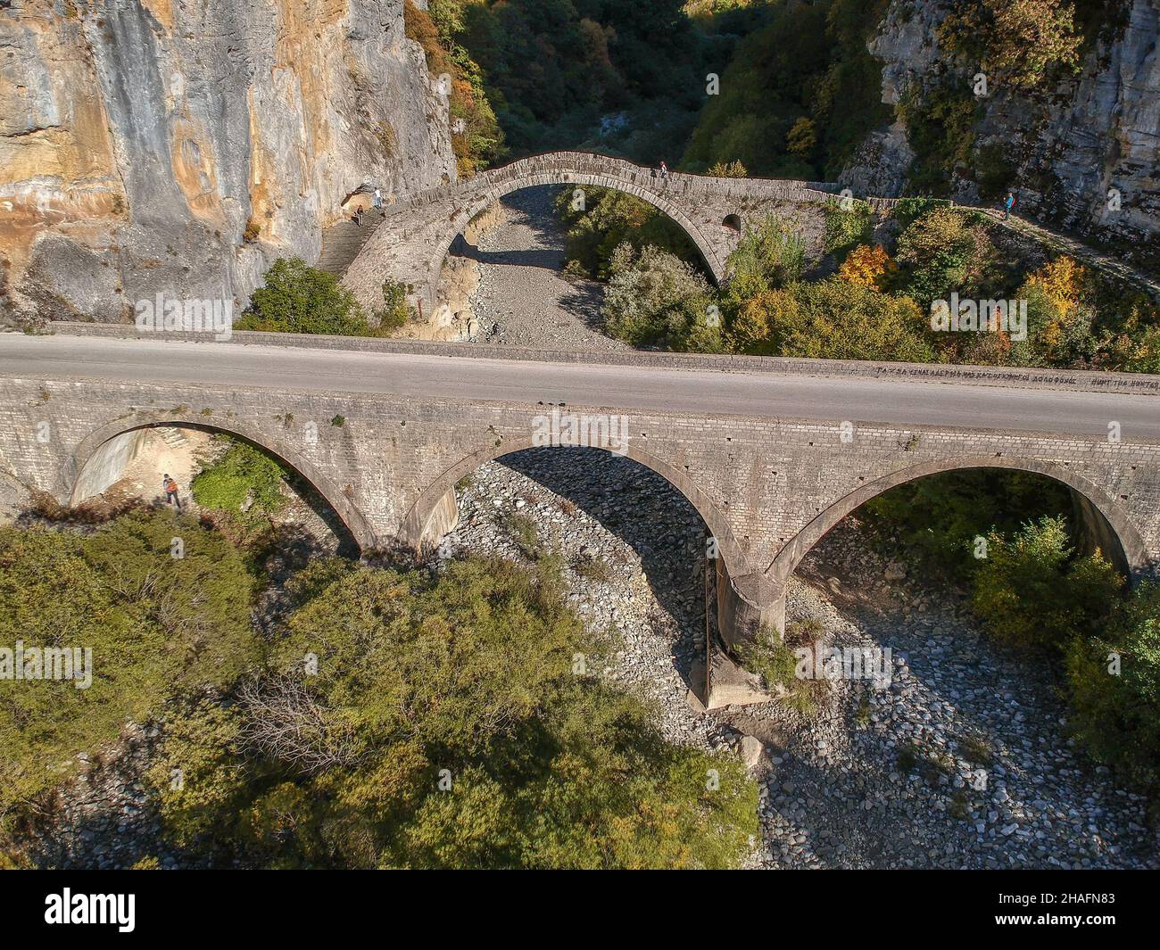 Die schöne alte Steinbrücke, bekannt als Kokkoris oder Noutsios Brücke, in der Nähe von Ioannina Stadt, Epirus Griechenland. Stockfoto