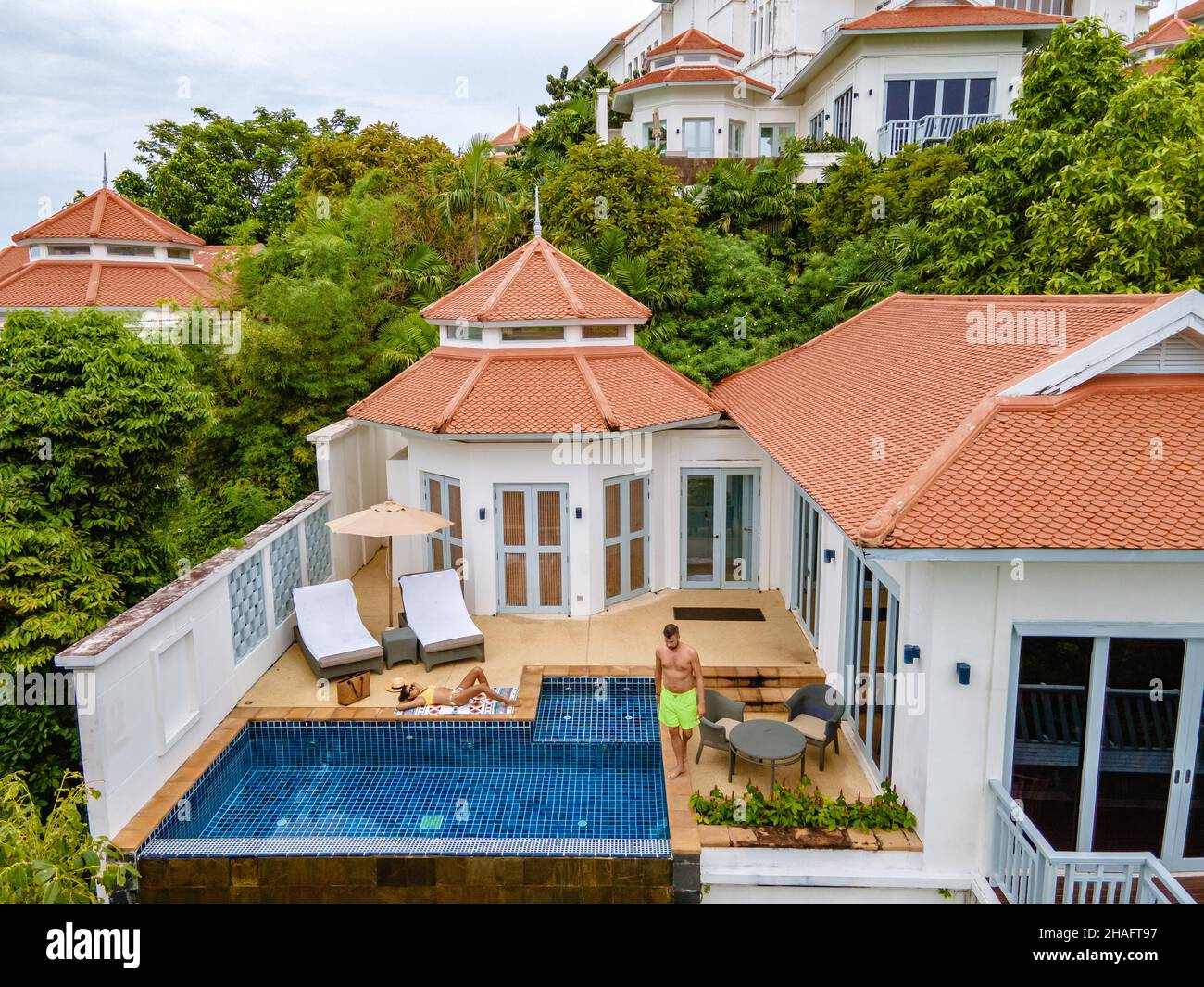 Phuket Thailand November 2021, Luxus-Resort mit Pool-Villa in Thailand an einem bewölkten Tag während der Regenzeit. Stockfoto