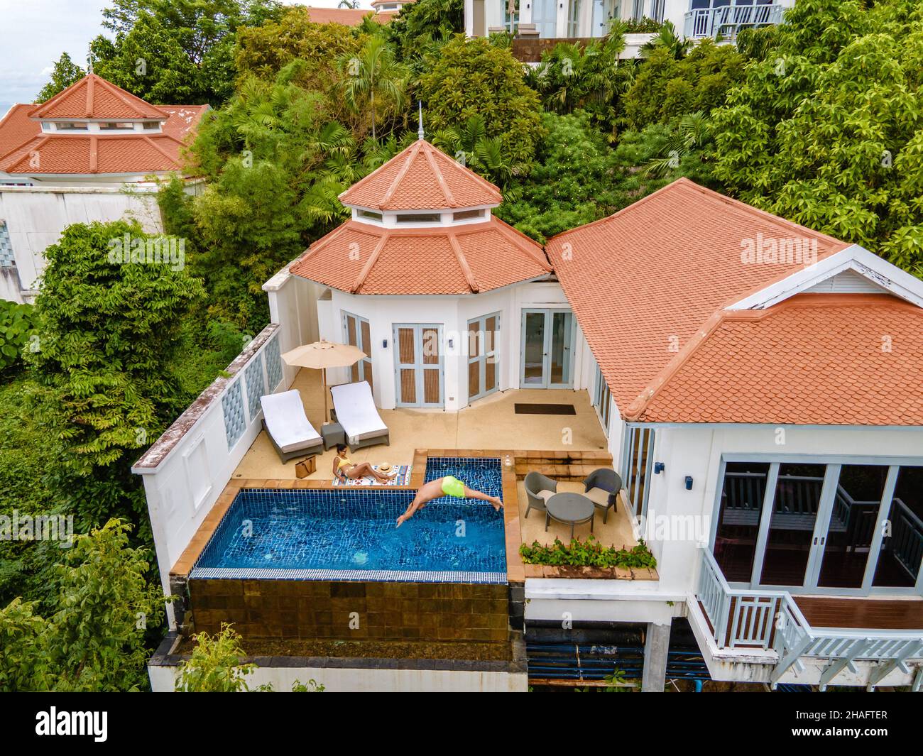 Phuket Thailand November 2021, Luxus-Resort mit Pool-Villa in Thailand an einem bewölkten Tag während der Regenzeit. Stockfoto