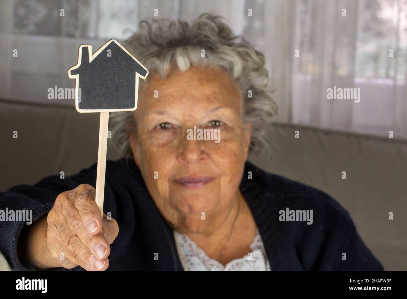 Neues Haus und glückliche Frau Stockfoto