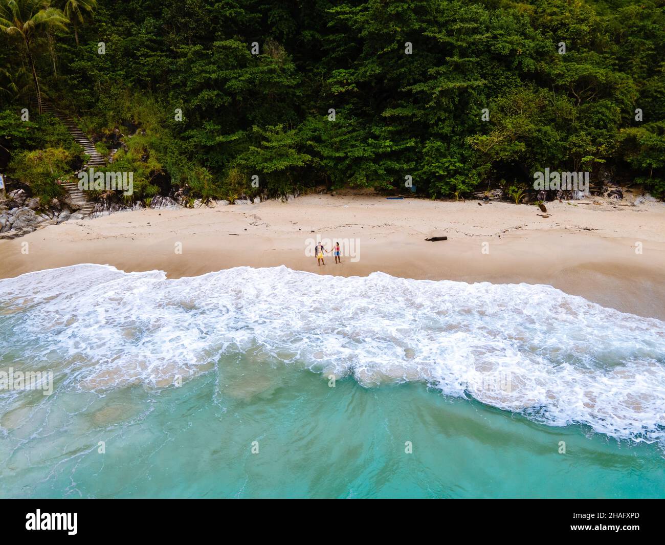 Freedom Beach in Phuket Thailand. Tropischer Strand mit Palmen und ...
