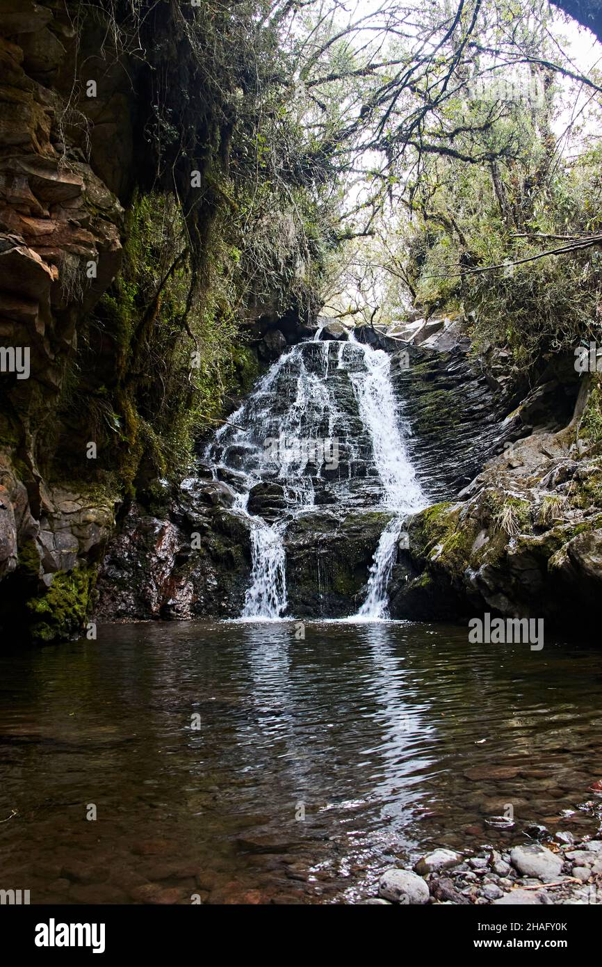 Flusslandschaft mit Wasserfällen bei kaltem Wetter Stockfoto