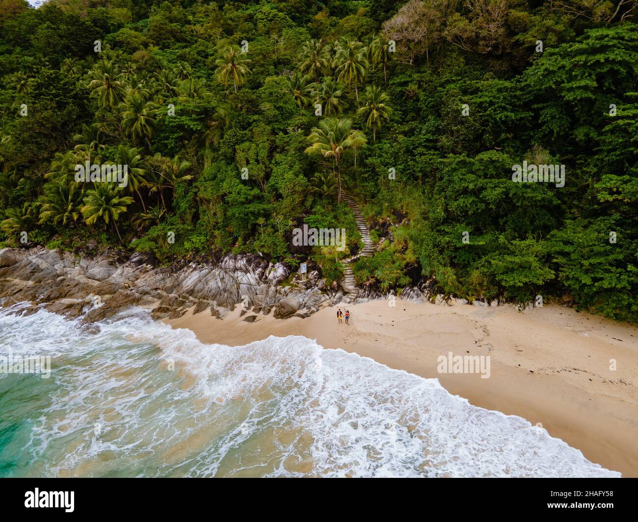 Freedom Beach in Phuket Thailand. Tropischer Strand mit Palmen und ...