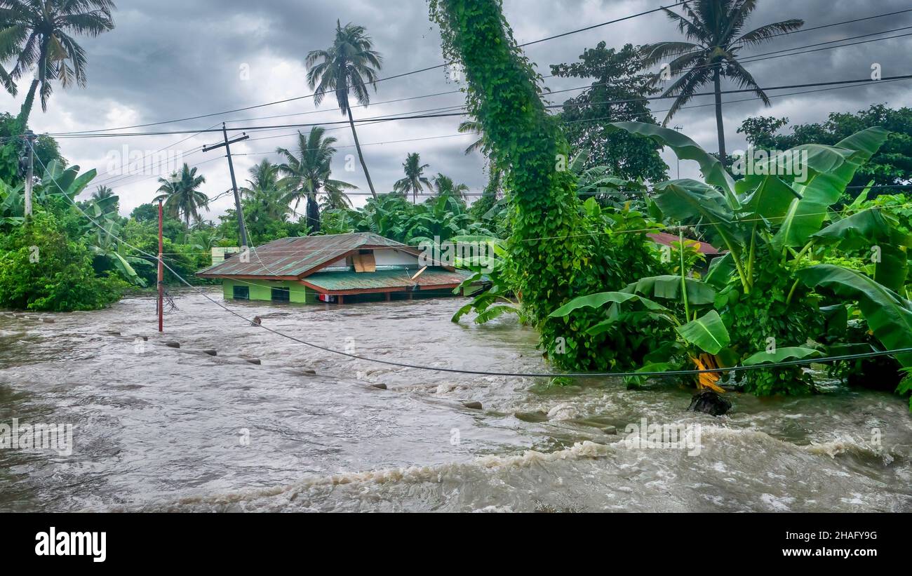 Am 23. Juli 2021 tauchen in Baco, Oriental Mindoro, Philippinen, steigende Wasserstände in ein Haus ein, da starke Monsunregen zu schweren Überschwemmungen führen. Stockfoto