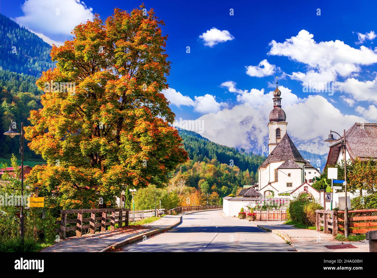 Ramsau bei Berchtesgaden, Deutschland. Herbstlandschaft Berchtesgadener Land in Bayern mit unglaublicher saisonaler Sicht auf die Pfarrkirche St. Sebastian an Stockfoto