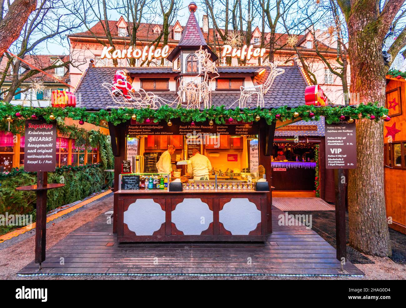 Basel, Schweiz - Dezember 2017. GlueBasler Weihnachts Markt und Glühwein Holzhaus am Münsterplatz. Stockfoto