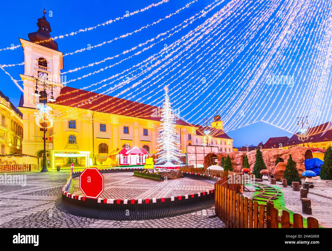 Sibiu, Rumänien. Weihnachtsmarkt Wintermärchen, berühmte Wintermesse in Siebenbürgen, Osteuropa. Stockfoto