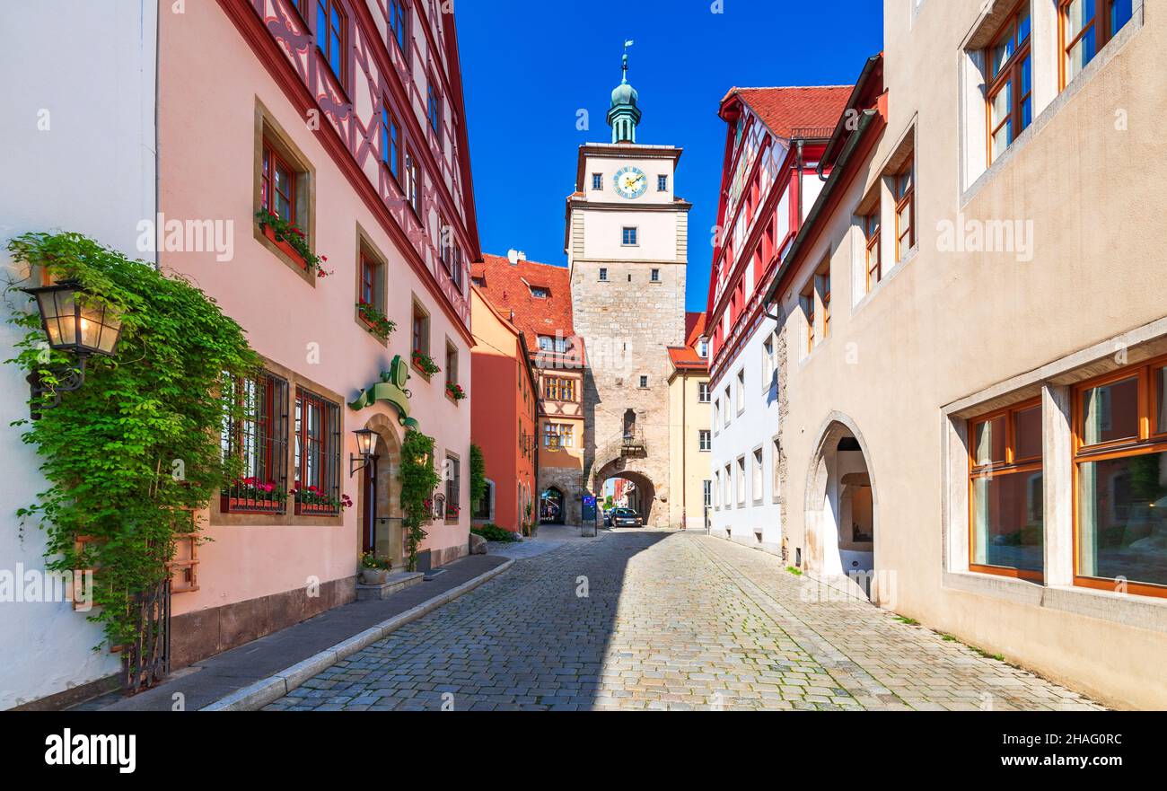 Rothenburg ob der Tauber, Deutschland. Weißer Turm (Weiserturm) in gemütlicher Kleinstadt Rothenburg mit traditionellen bayerischen Häusern, Franken Bayern. Stockfoto