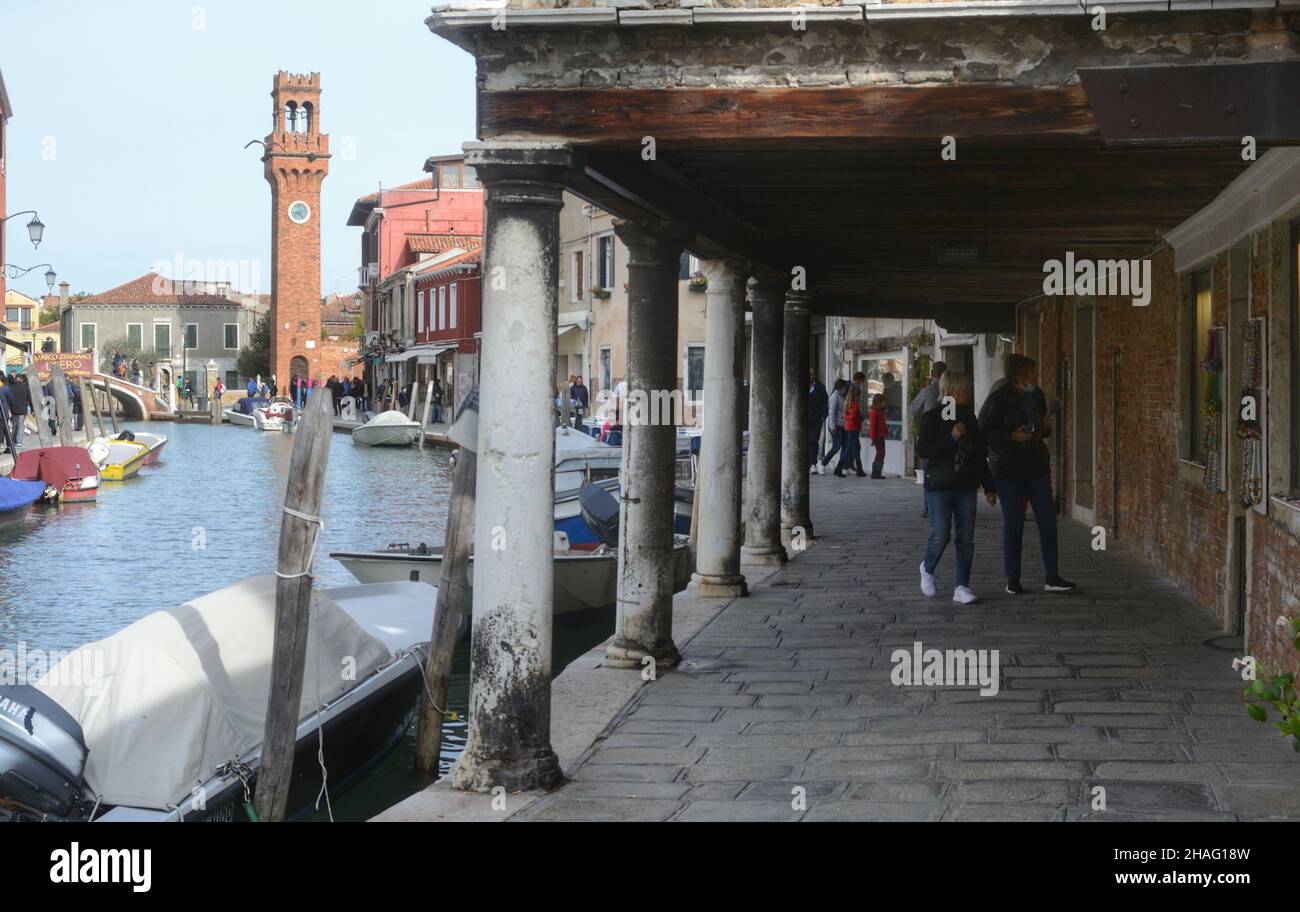 Ein Kanal und der Torre Civica (torre dell'orologio) im Hintergrund Stockfoto