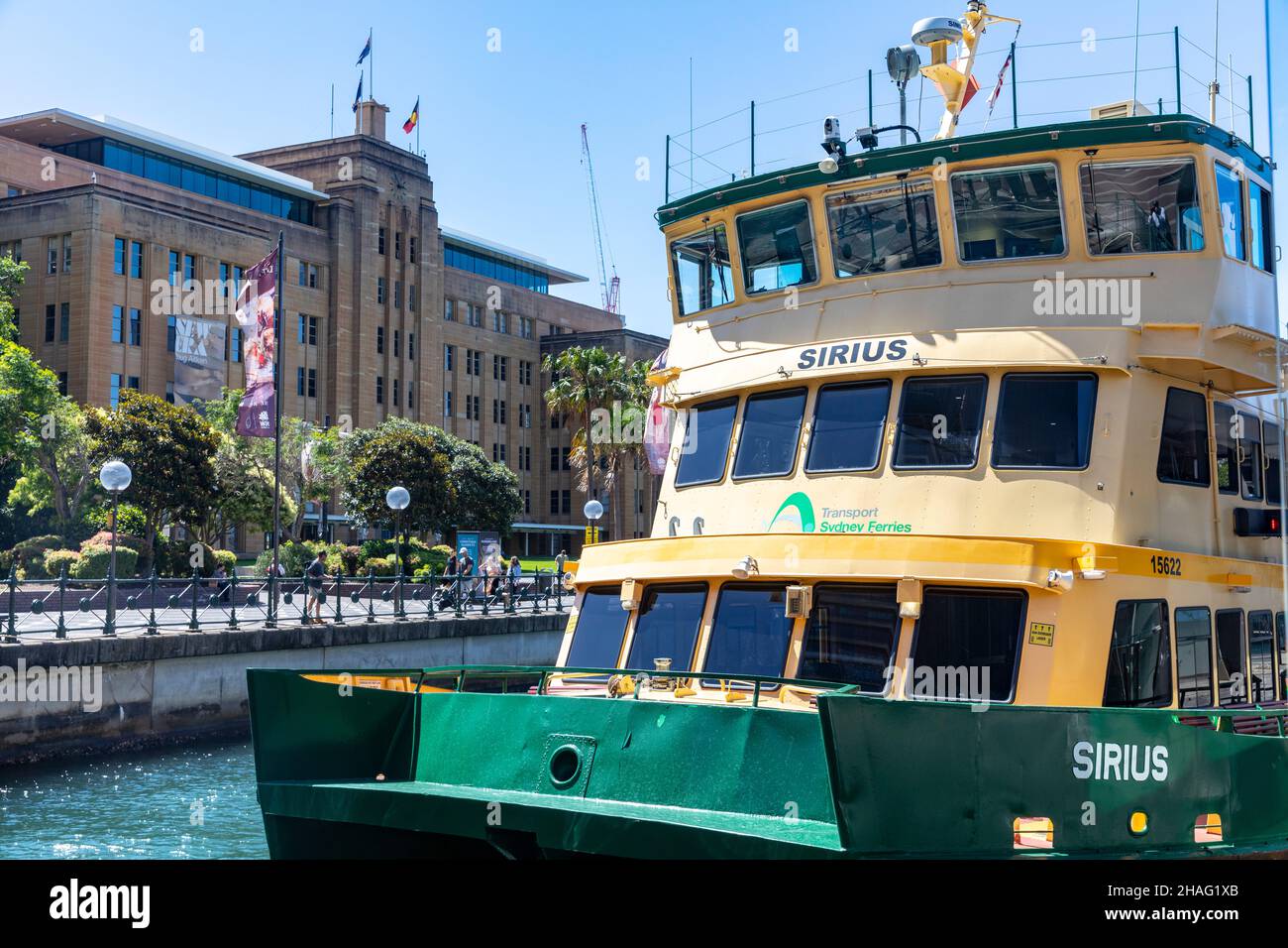 Sydney Fähre namens Sirius, eine erste Flottenklasse Fähre eingeführt in Dienst im Jahr 1984, legt an Circular Quay , MCA Gebäude neben, Sydney, Austral Stockfoto