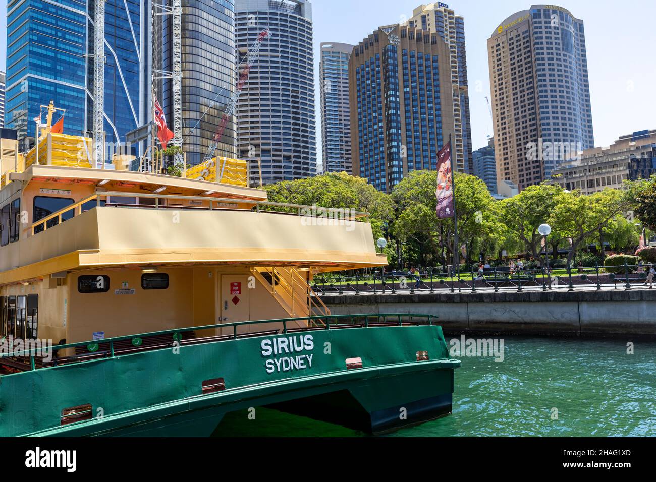 Stern of Sydney Ferry MV Sirius eine Fähre der ersten Flottenklasse, die am Circular Quay und den Bürogebäuden im Stadtzentrum in Sydney, Australien, liegt Stockfoto