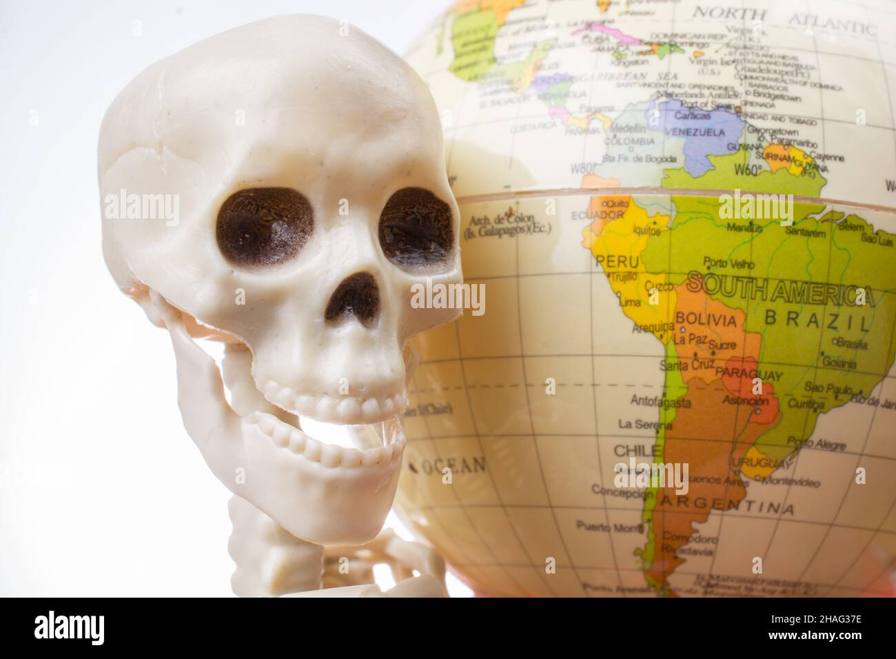 die Erde in eine Skeletthand Stockfoto