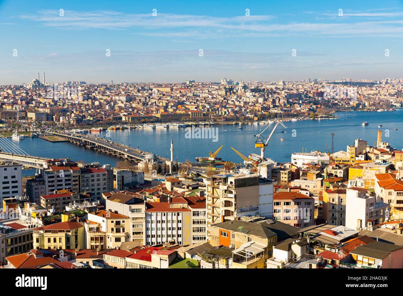 Panoramablick vom Galata-Turm auf die Bucht des Goldenen Horns mit der Atatürk-Brücke in Istanbul am sonnigen Wintertag, Türkei Stockfoto