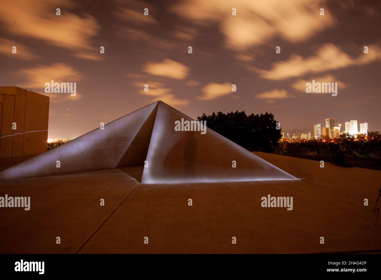 Israel, Tel Aviv, Wolfson Park, Weiße Stadt Statue (1977 - 1988) eine Skulptur von Danny Karavan (geboren 1930). Diese Skulptur wird auch als weißes Quadrat bekannt Stockfoto