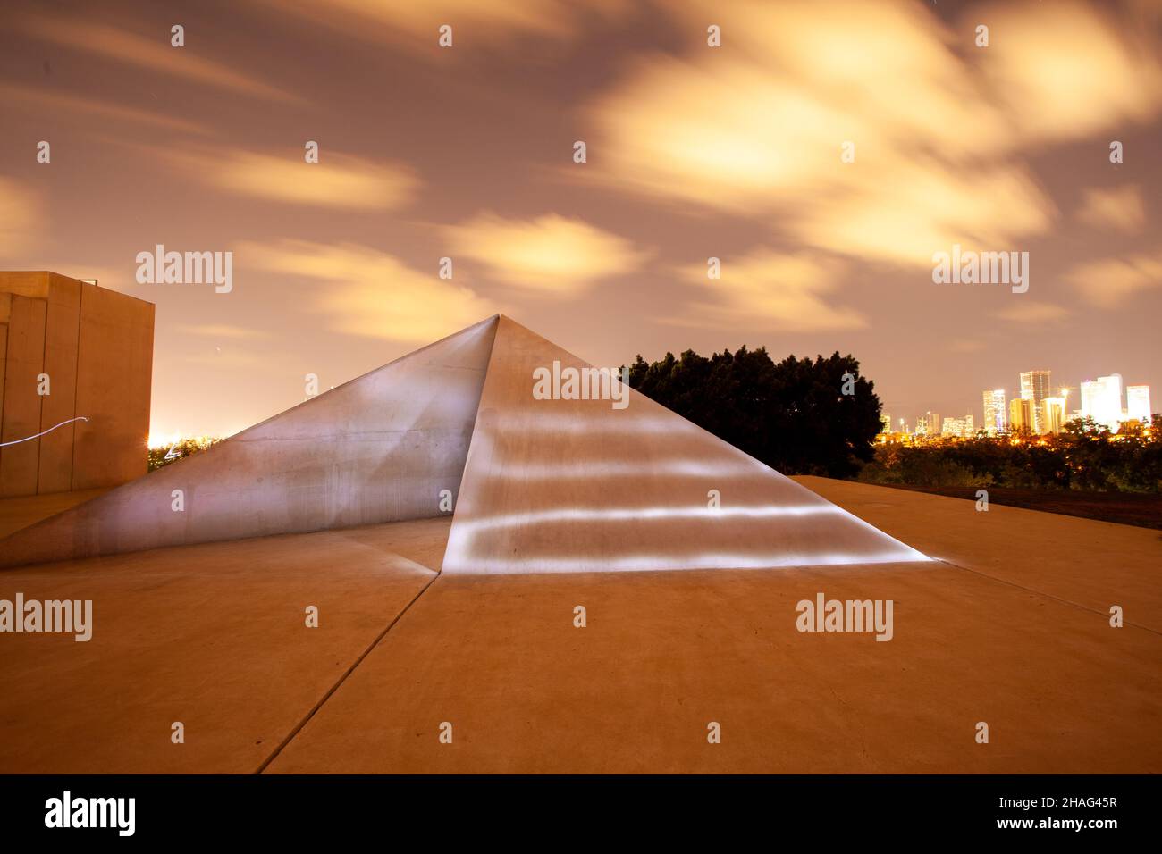 Israel, Tel Aviv, Wolfson Park, Weiße Stadt Statue (1977 - 1988) eine Skulptur von Danny Karavan (geboren 1930). Diese Skulptur wird auch als weißes Quadrat bekannt Stockfoto