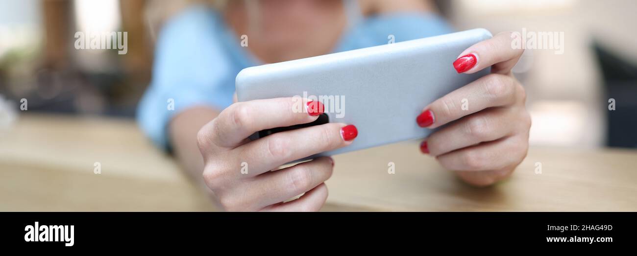 Lächelnde Frau mit Smartphone. Installation der Telefon-App Stockfoto