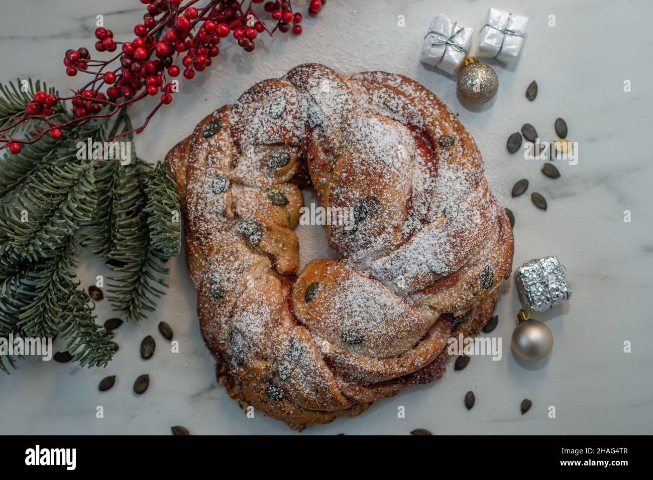 Süße hausgemachte Weihnachtskranz Brioche Babka Brot Stockfoto