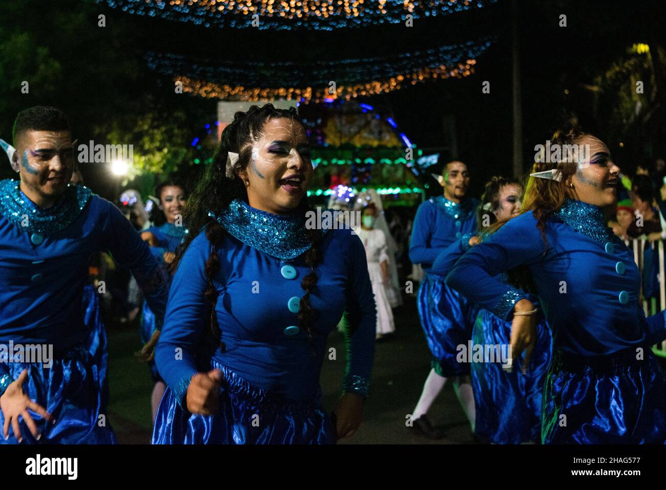 Kulturelle Gruppen aus ganz Medellin übernehmen die Straßen für einen festlichen Karneval, der die Mythen und Legenden Kolumbiens repräsentiert und die Weihnachtszeit und die Feierlichkeiten in der Stadt Medellin, Kolumbien, am 8. Dezember 2021 eröffnet. Stockfoto