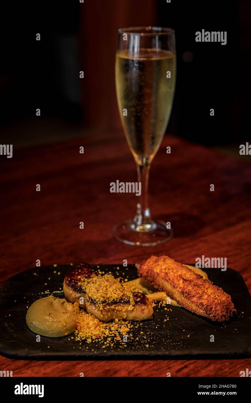 Spanische Pintxos mit gebratener Foie Gras Toast und einer Trüffelcreme mit Cava in einem Restaurant, San Sebastian Donostia, Baskenland, Spanien Stockfoto