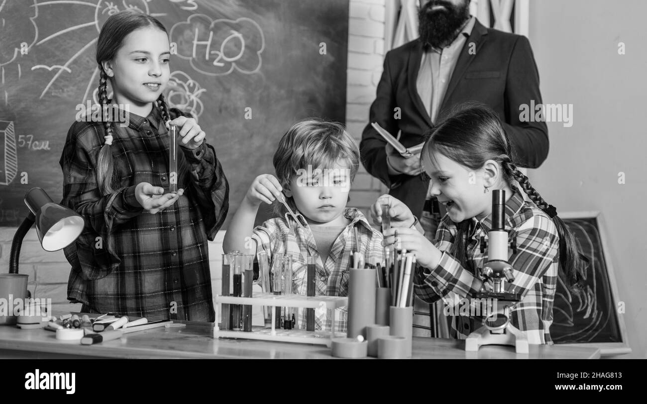 Science Club Nachschulprogramm. Erfahrung und Wissen. Praktische Kenntnisse. Grundkenntnisse. Lernen Sie hart. Messbare Ergebnisse. Kinderbetreuung und Stockfoto