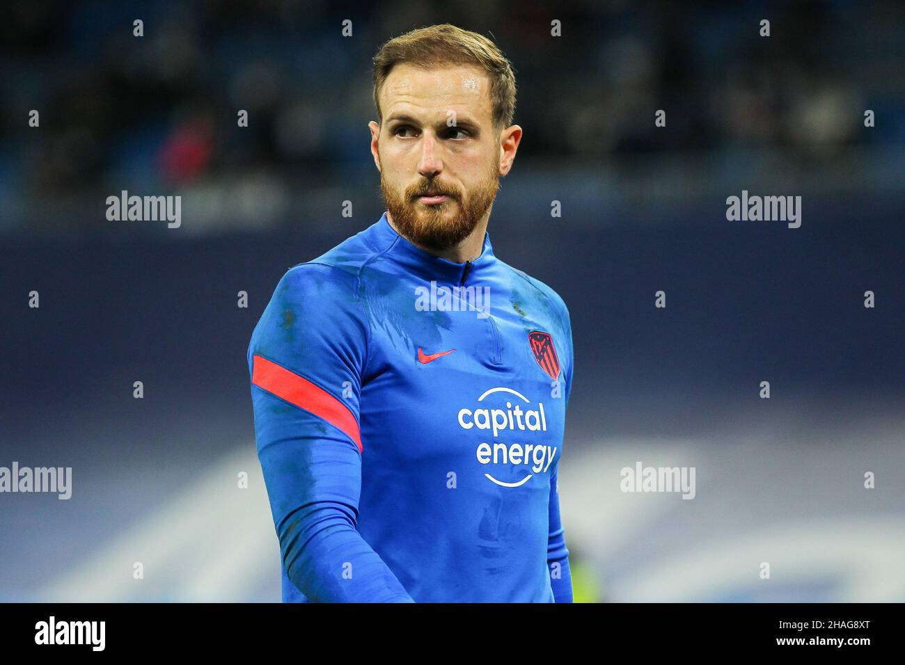 Jan Oblak von Atletico erwärmt sich während des Fußballspiels der spanischen Meisterschaft La Liga zwischen Real Madrid und Atletico de Madrid am 12. Dezember 2021 im Santiago Bernabeu Stadion in Madrid, Spanien - Foto: IRH/DPPI/LiveMedia Stockfoto