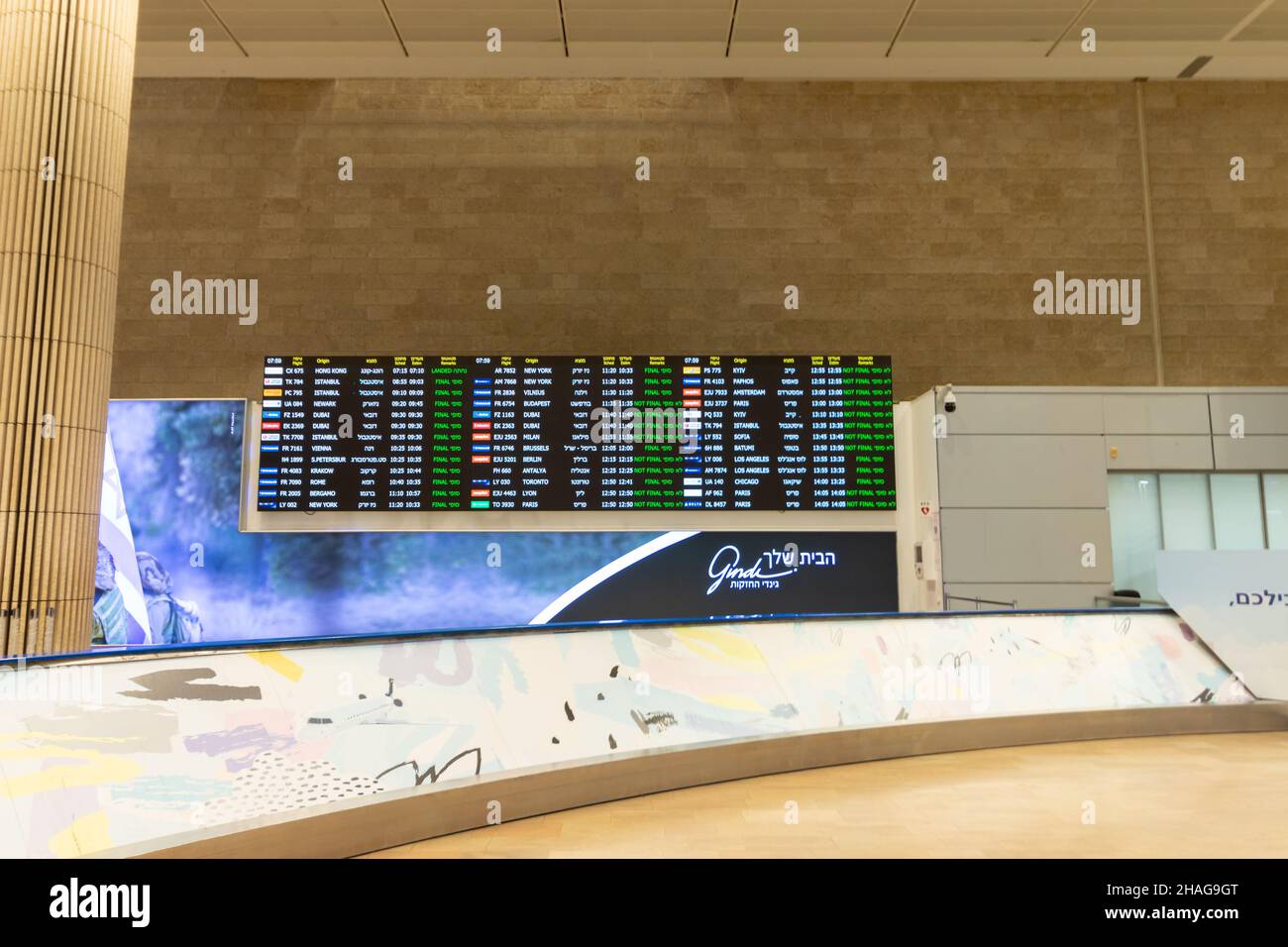 07-12-2021. tel aviv-israel. Die Haupteingangshalle des Ben Gurion Airport und der Bildschirm, auf dem die kommenden Flüge stehen. In Tel Aviv ist alm Stockfoto