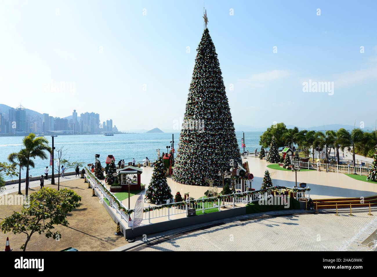 Ein riesiger Weihnachtsbaum an der neuen Uferpromenade im Kulturviertel West Kowloon in Hongkong. Stockfoto