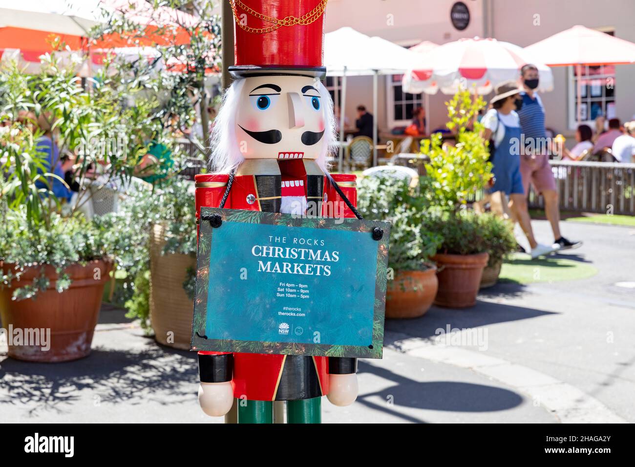 Die Rocks Sydney Weihnachtsmärkte, Paar gehen mit Facemarks durch, wegen einer kovidierten Pandemie im Dezember 2021, Sydney, Australien Stockfoto