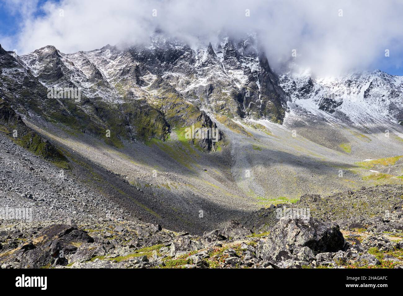 Blick auf den mit Wolken bedeckten Berggipfel. Alpenlandschaft in Ostsibirien. Russland Stockfoto