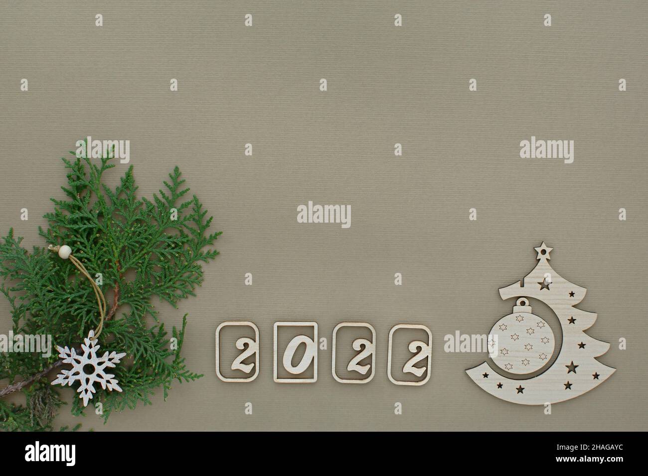 2022 Holz Öko weihnachten. Minimalistisches grau-grünes Design einer Weihnachtskarte mit Datum. Das Konzept eines Urlaubs, das Aufkommen des neuen Jahres. Null Stockfoto