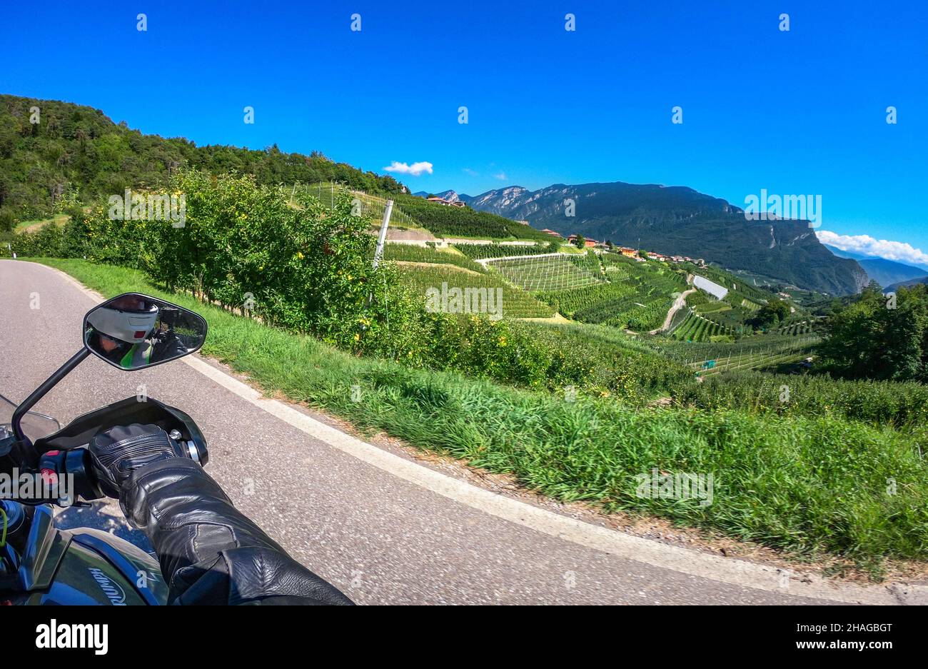 Motorradreisen in der italienischen Region Campodenno Stockfoto