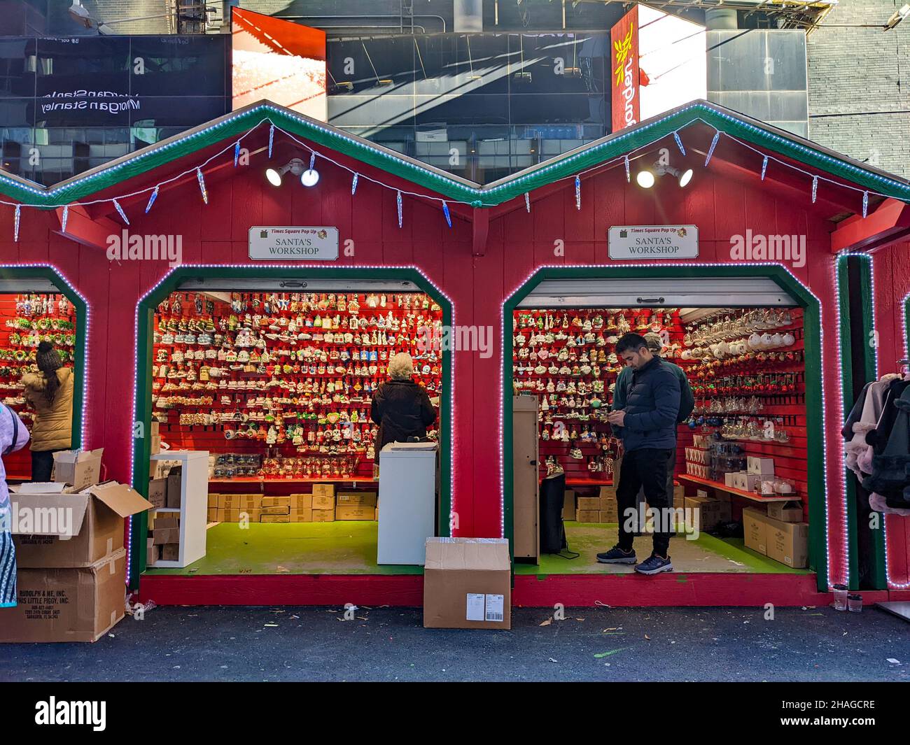 New York City, Usa. 12th Dez 2021. Weihnachtsmarktstände werden während der Weihnachtszeit am Times Square in New York City gebaut (Foto: Ryan Rahman/Pacific Press) Quelle: Pacific Press Media Production Corp./Alamy Live News Stockfoto