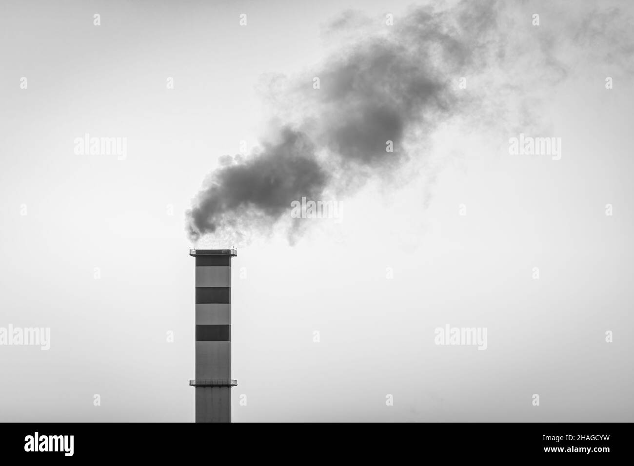 Kamin im Heizraum, aus dem Rauch vor dem Hintergrund des Himmels austicht. Stockfoto