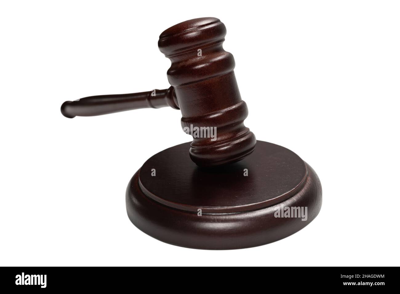 Hölzerner Richter Gavel und Soundboard isoliert auf einem weißen Hintergrund. Justiz des Rechts System konzeptuell. Stockfoto