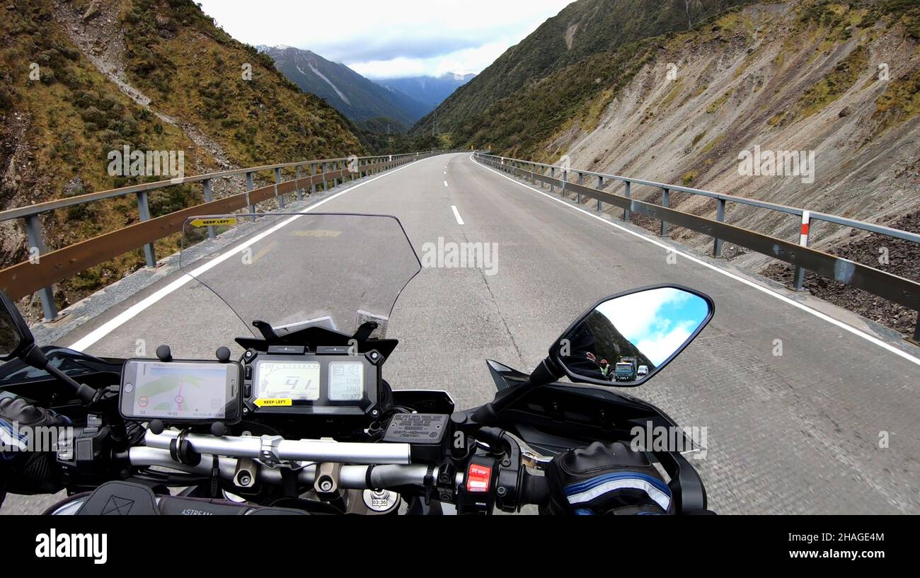 Motorradfahrer überqueren das Otira Viadukt auf Arthur's Pass - South Island New Zealand Stockfoto
