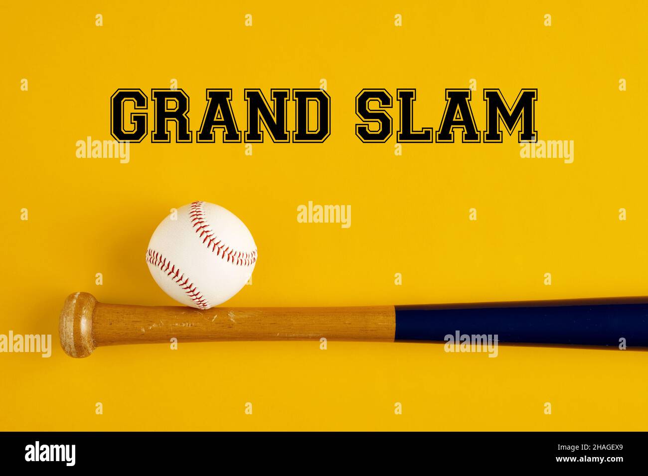 Baseballschläger und ein Ball auf gelbem Hintergrund mit dem Wort Grand Slam. Baseballbegriffe Konzept. Stockfoto