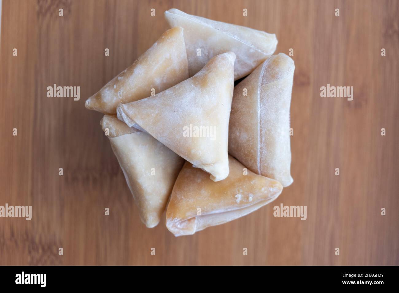 Pestil, sechs fünfeckige Fruchtfleisch, türkisches Trockenobst Zellstoff Holzhintergrund oben Nahaufnahme, Fruchtfleisch ausgewählter Fokus Stockfoto