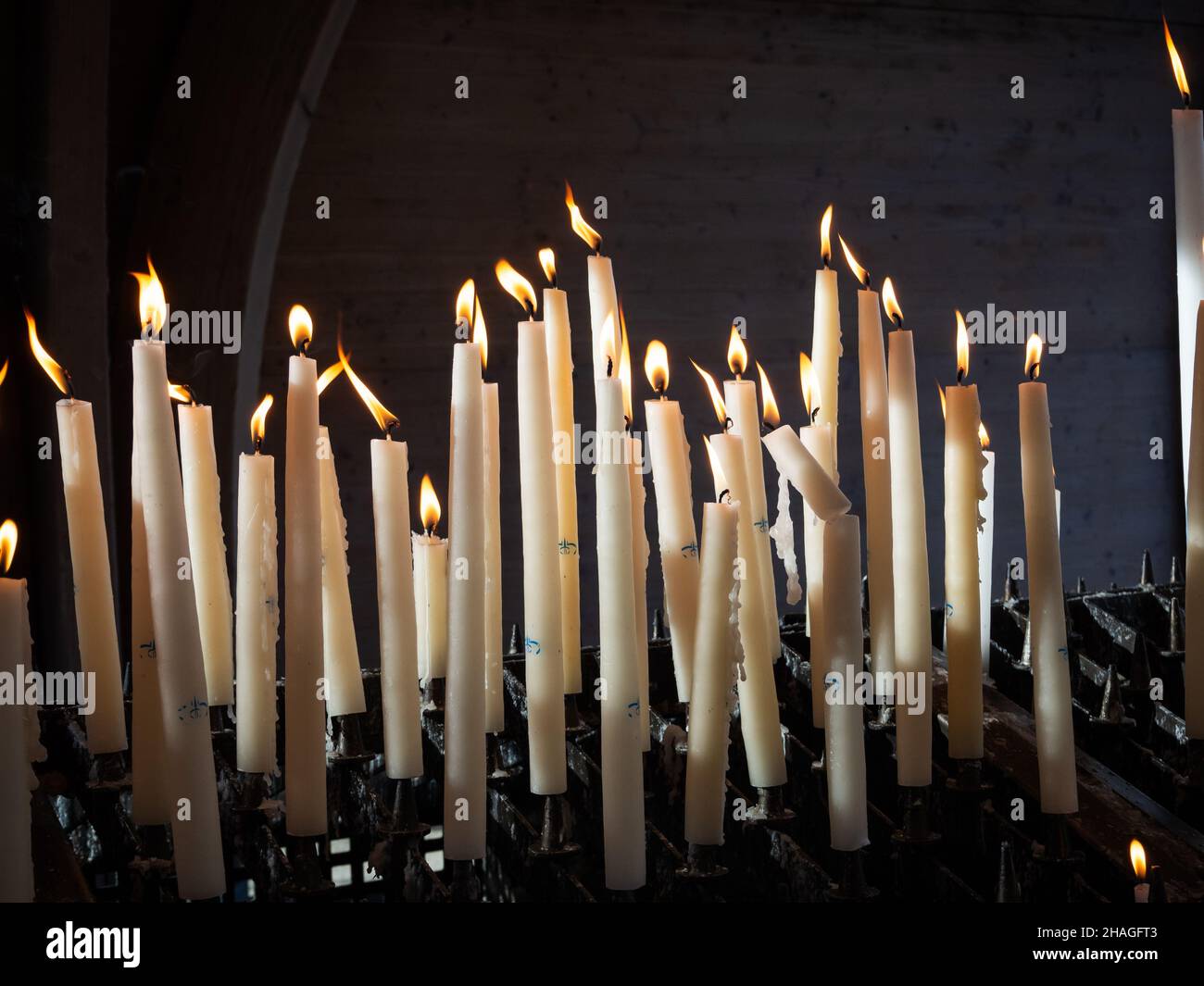 Detail-Kerzen Wallfahrtskirche von Lourdes, 12-12-2021 Lourdes, Frankreich Stockfoto