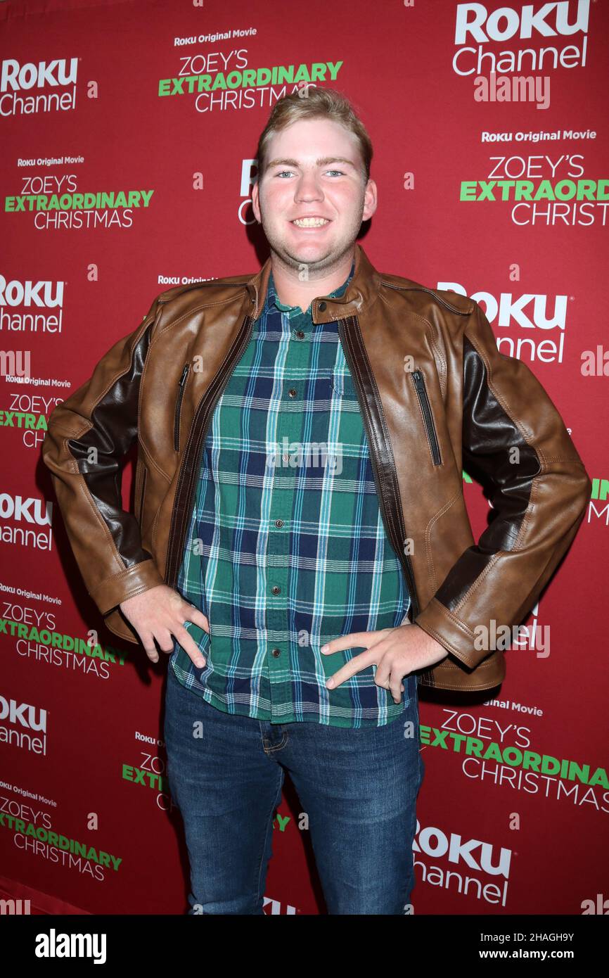 LOS ANGELES - NOV 30: Connor Dean bei der Zoey's Extraordinary Christmas Screening im Alamo Drafthouse Cinema Downtown Los Angeles am 30. November 2021 in Los Angeles, CA Stockfoto